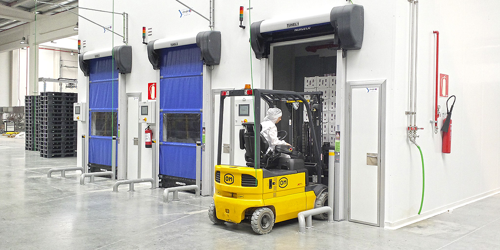 Refrigerating tunnels fitted with isothermal high-speed flexible doors