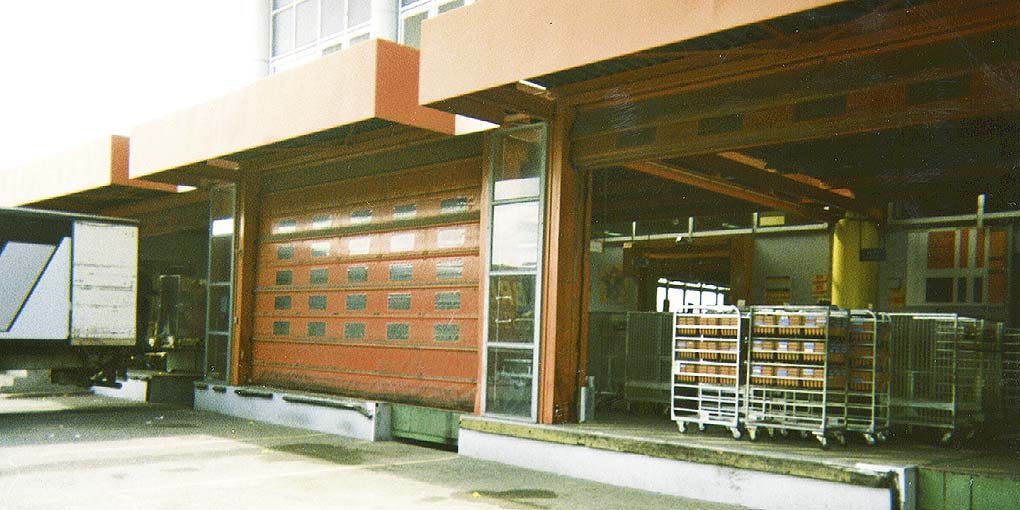 Post distributiecentrum, snelloopdeuren geïnstalleerd in 1997