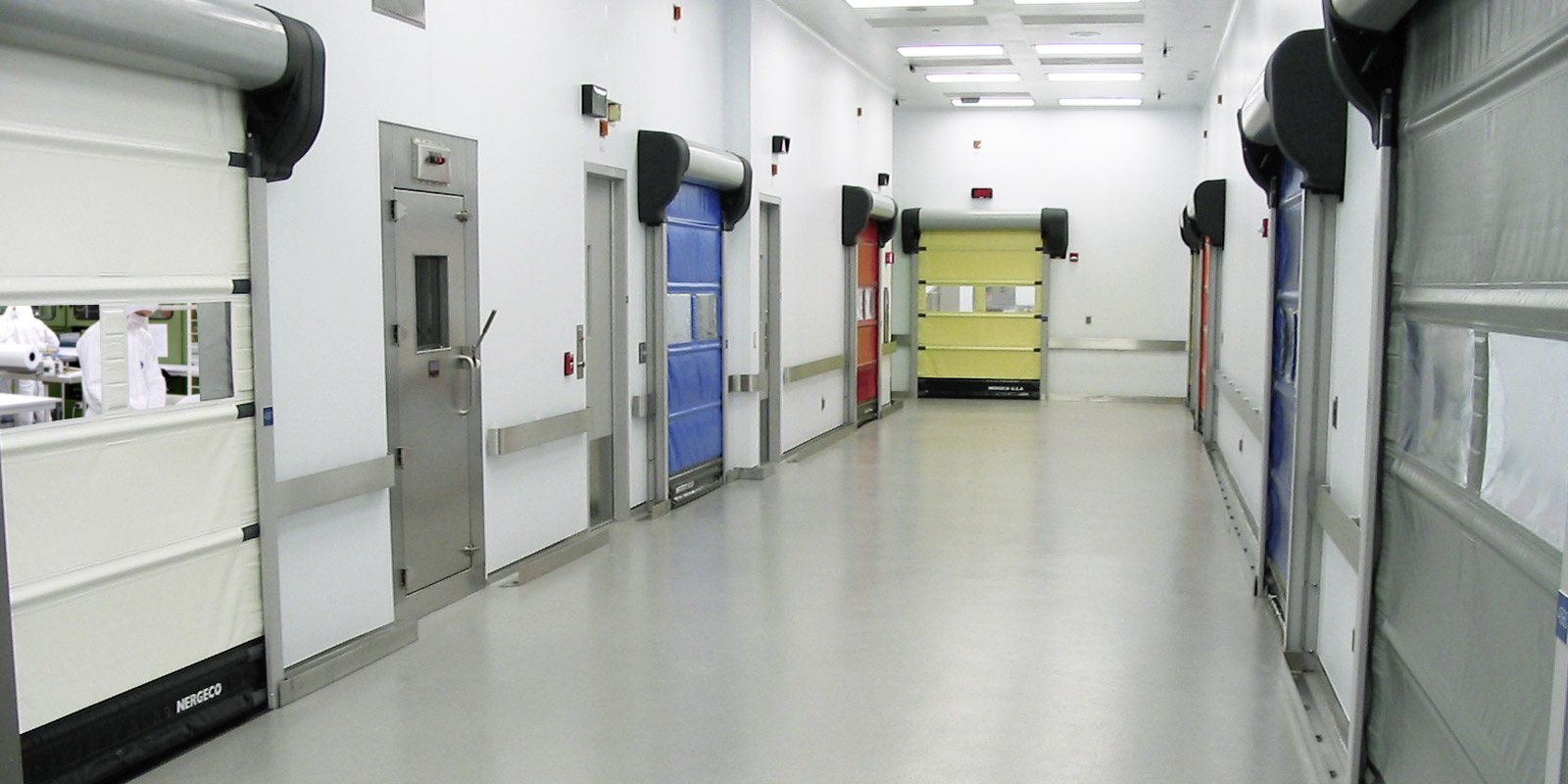 Sealed and washable high-speed flexible doors for clean environments, pharmaceuticals, cosmetics