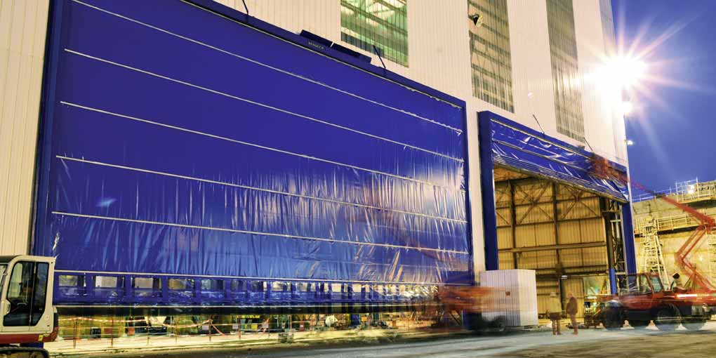 De Nergeco snelloopdeur is bij uitstek geschikt indien grote doorgangen moeten worden afgedicht en wordt veel in hangars en op scheepswerven toegepast.